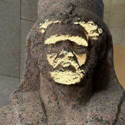 ...gleiches Spiel: Totenstatue! Gesicht Römer, Rest Ägypter