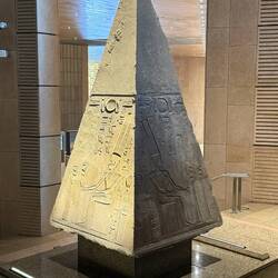 ...wie konnten die Ägypter all dies transportieren, so exakt bearbeiten. Foto:Spitze eines Obelisken