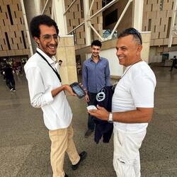 Alle freuen sich sichtlich.