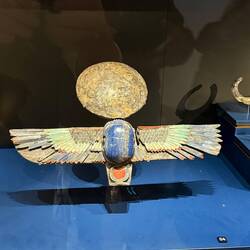 Der größte bekannte Skarbäus. Er steht für Sonne, Wiedergeburt, Erneuerung und Schutz