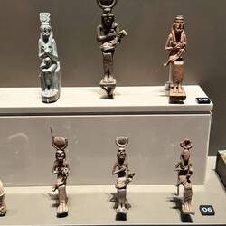 Isis gebar Horus da sie vom Geist Osiris' schwanger wurde? Wer hat von wem abgeschrieben?