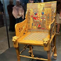 ...auch dieser Stuhl war so wir er prunkt eine Grabbeigabe