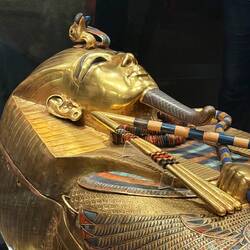 Sein Konterfei in Gold auf Sarg 1