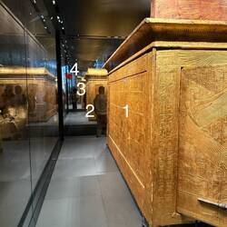 Truhe 1 in die 2 dann alle in die 3 und alle drei dann in die 4! Und innendrin 3 Sarkophage& 1 Mumie