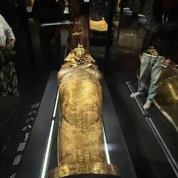 ...Geld und Gold waren anscheinend reichlich vorhanden...