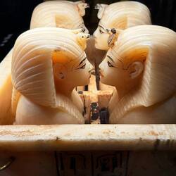 Das hier sind die Kanuben. Dem Pharao wurden die Innereien entnommen. In jedes Gefäß kam ein Organ.