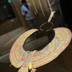 Halsschmuck aus Edelsteinen, dessen Anfertigung eigentlich technisch unmöglich ist?Ausser mit Laser!