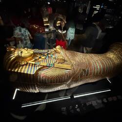 Sarg 1 wurde in Sarg 2 (Foto) gelegt... ...wie die russischen Matruschka Puppen