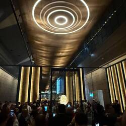 Wie Mona Lisa im Louvre so hat auch die Totenmaske eine eigene Präsentation.