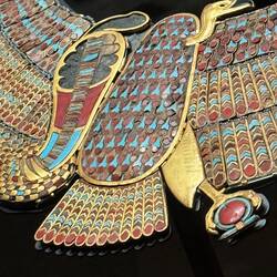 Bis heute wird darüber gerätselt wie die Ägypter diesen filigranen Schmuck angefertigt haben.Rätsel!