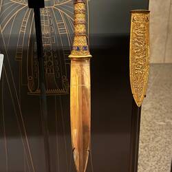 Laut Hamdy besteht die Klinge aus einem Material, welches auf der Erde nicht vorkommt! Rätzel!!