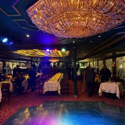 Oha! Da ist aber eingedeckt! Wer's hier wohl krachen lassen wird?