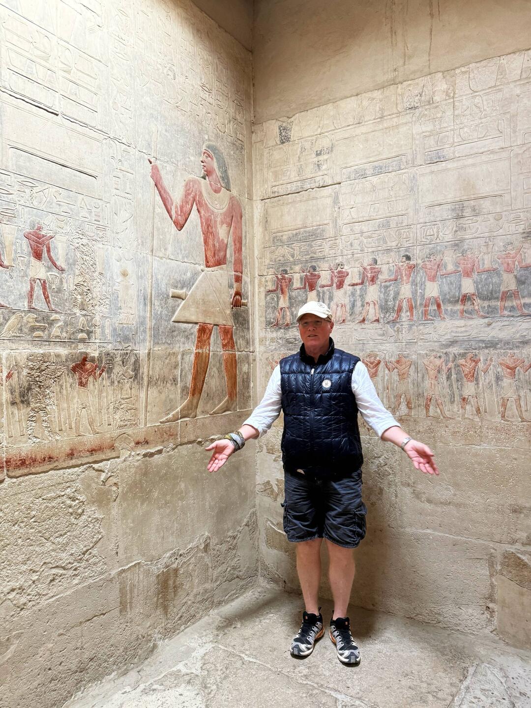 Der Schwarzwälder zu Gast im ausgegrabenen Totenhaus eines Richters.