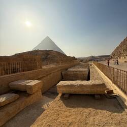 Vordergrund: Hier lag die Sonnenbarke. Das Schiff, welches ich gestern im Museum gesehen hatte.