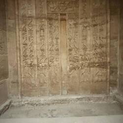 In jedem Totenhaus gab's es die Einlasspforte für die wiederkehrende Seele. Hier soll sie reinkommen