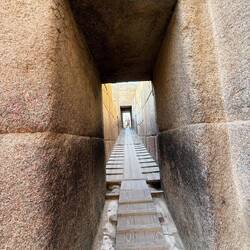 Exakt behauen, glatt geschliffen und bis zu 7 to schwer. Die Quadersteine im Aufgang...