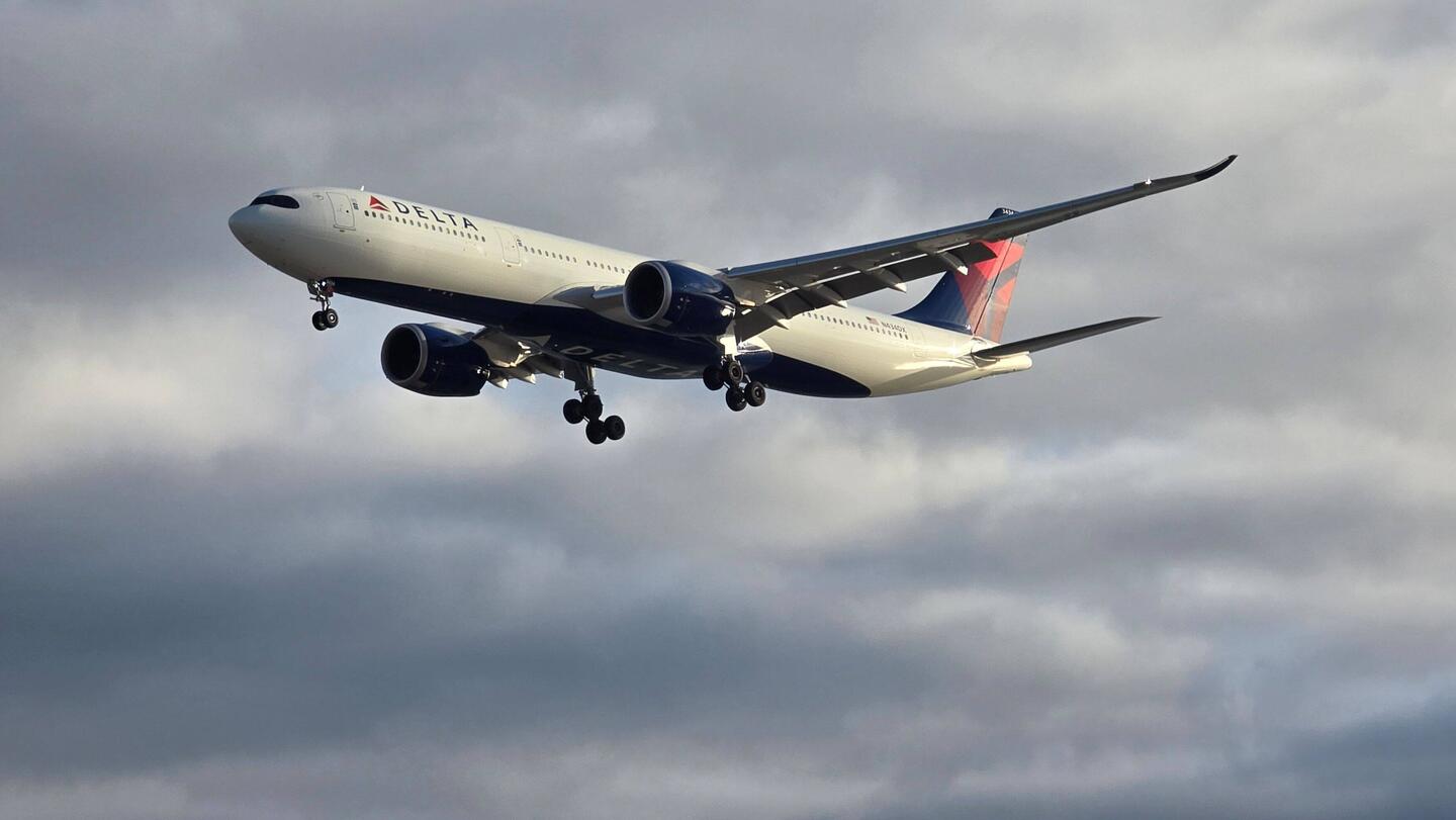 Besonderes Highlight: beim Einschwenken an unseren Liegeplätze kreuzten wir die Einflugschneise