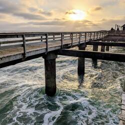 Die Jetty hingegen steht felsenfest in der Brandung...