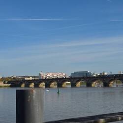 Pont de Pierre (die Steinerne Brücke)