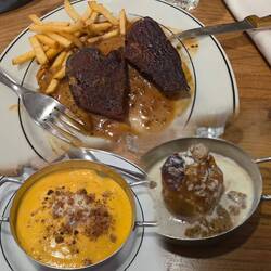 Kürbissüppchen, Beefsteak und Bratapfel. Die französischen Namen sind uns leider entfallen.