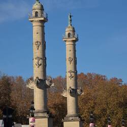 Rostralsäulen: 2 Säulen, etwa 21 Meter hoch, sie wurden 1829 erichtet. ​