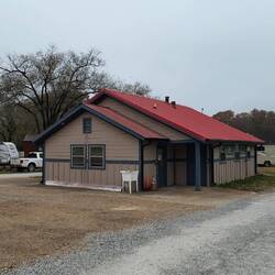 Fürs Wäsche waschen ausnahmsweise kurze Wege, da direkt gegenüber unseres Stellplatzes