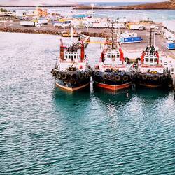 Die Lotsenboote sind bereit, die Fähre zu manövrieren