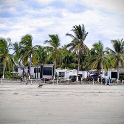 Campestre Très Amigos am Strand bei Mazatlán (erste Strandreihe fest in Gringo-Hand 😏)