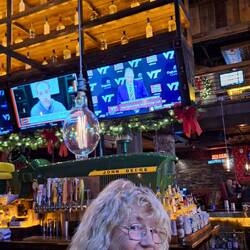 Und wie kommen die wohl an die oberen Flaschen dran?