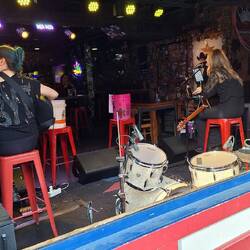 Von der Strasse aus sieht und hört man die Musik