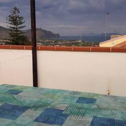 Renata und Pina am Netze flicken auf der Terrasse