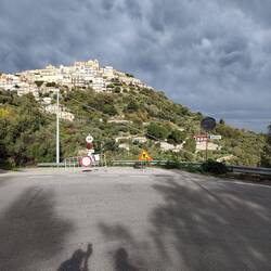 Das Bergdorf Librizzi vorm Gewitterhimmel