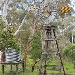 Windmolen om grondwater naar boven te krijgen