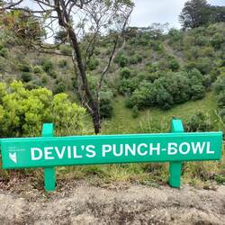 Devils Punchbowl, doordat er grondwater bij de lava kwam en er een geiser met heet water ontstond