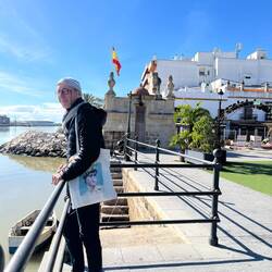 Behind Marc is the oldest fountain in southern Spain that already supplied water to Columbus' ships