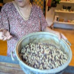 Unsere Gastgeberin mit den von ihr gesammelten und gerösteten Nüsse