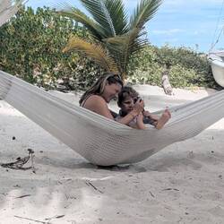 Felix telefoniert mit seinen Freunden in Deutschland