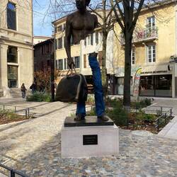 Bronzeplastik an der Mairie
