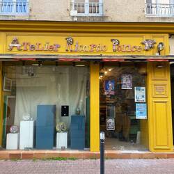 Tolle Fassaden der Geschäfte