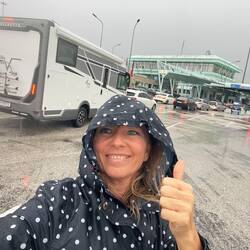 ..einige Fahrzeuge werden genau untersucht, aber bei uns ging alles razfaz👌🏻und die EU hat uns wieder