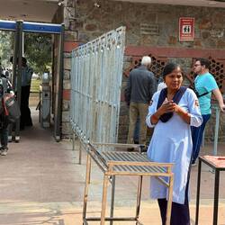 Die Dame ist Security. Deutlich anders -und hübscher- als in den arabischen Ländern.