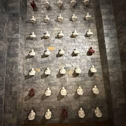 Witzig! Es gibt einen zentralen Schacht, der sich durch alle Stockwerke zieht. ...und sauber...