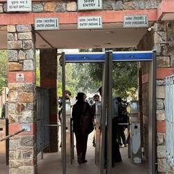 Oha! Ist das Apartheid! Menschen getrennt nach Rassen?! Nett: Oben links das Schild:"Nicht spucken!