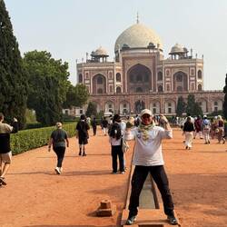 Das ist das Grab des Königs. Den Palast hat seine dritte Ehefrau für ihn gebaut. Weil...