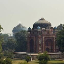 Auf dem riesigen Gelände sind durchaus noch andere, durchaus stattliche Mausoleen zu sehen.