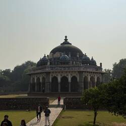 Alle diese riesigen Gebäude nur für die Toten. Keine andere Verwendung. Totes Kapital!