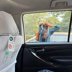 Die Frau, die ein Mann ist! An einer Kreuzung bettelten die "Damen" die wartenden Autofahrer an.