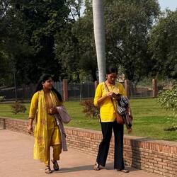 In Ägypten/Jordanien waren die Frauen entweder verhüllt oder trugen mausgrau. In Indien: Farbe!