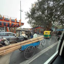 Wie in Afrika: Tuk-Tuk's, Fahrröder, Rickschas, Autos.