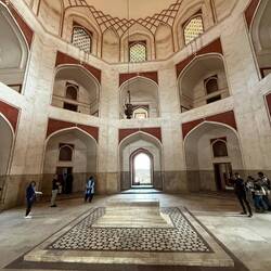 Hier ist ein Fake Sarkophag. Tatsächlich liegt echte Sarg sechs Meter tiefer.